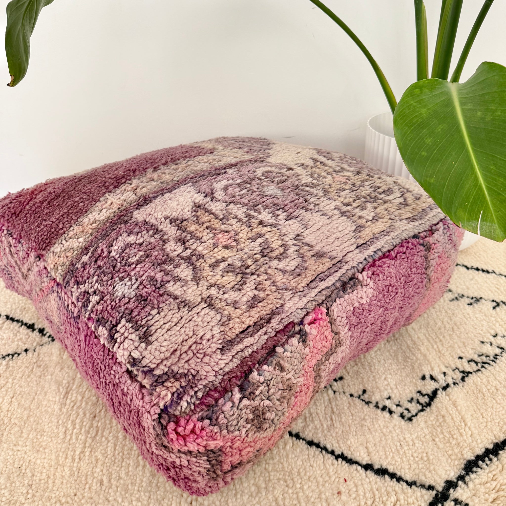 vintage floor cushion　トロピカルピンク Purple and Pink Moroccan Floor Cushion